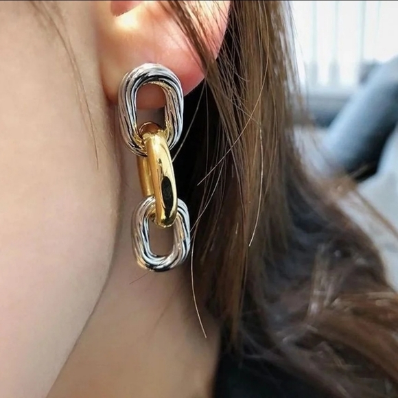 2 TONE chunky Paperclip style EARRINGS 📎 - Picture 1 of 4